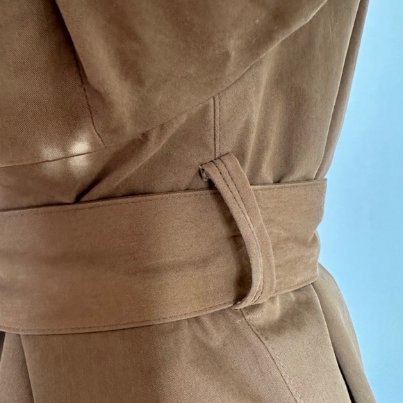 UNIQUE Tan Burberry Trench Coat with Gold Buckle Belt - Picture 6 of 15